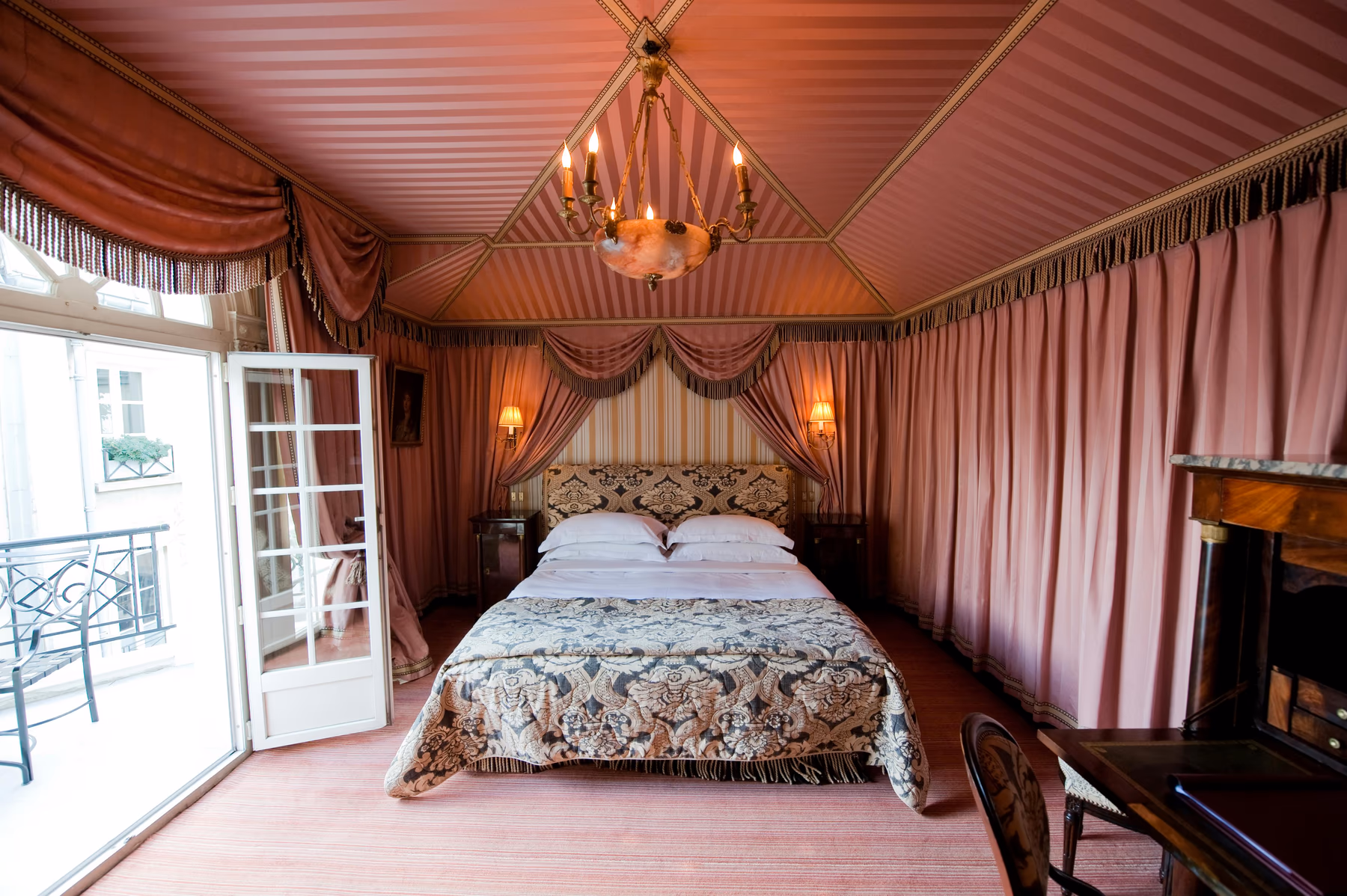 Reine Hortense bedroom and balcony