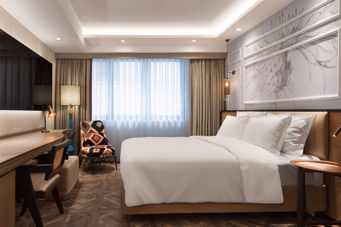 Guestroom with a king bed