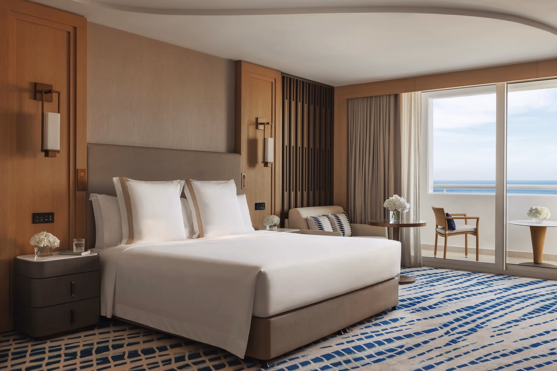 King guest room with balcony