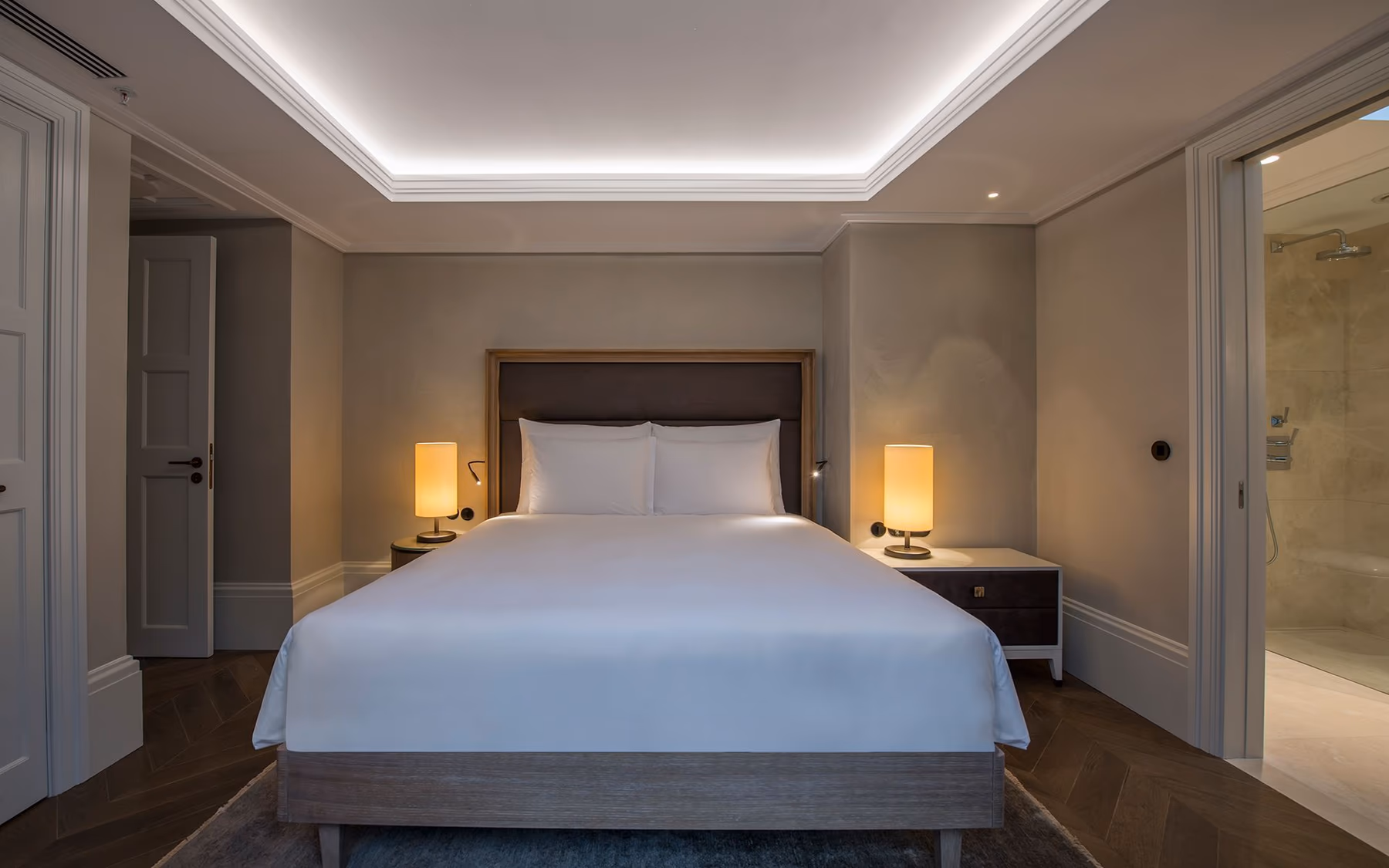 Guestroom with a double bed